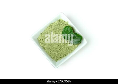 Matcha grünes Pulver isoliert auf weißem Hintergrund Stockfoto