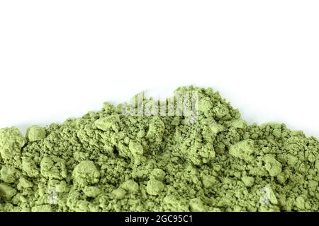 Matcha grünes Pulver isoliert auf weißem Hintergrund Stockfoto