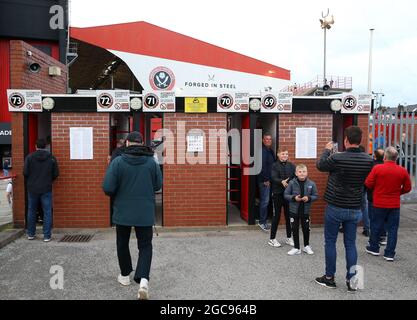 Die Fans kommen vor dem Spiel der Sky Bet Championship in der Bramall Lane, Sheffield, ins Stadion. Bilddatum: Samstag, 7. August 2021. Stockfoto