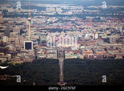 Berlin, Deutschland. August 2021. Eine Luftaufnahme zeigt den Reichstag, den Fernsehturm, den Berliner Dom, das Rote Rathaus, das Brandenburger Tor, die Siegessäule und das Humboldt Forum im Berliner Schloss. (Luftaufnahme von einem Hubschrauber) Quelle: Christophe Gateau/dpa/Alamy Live News Stockfoto