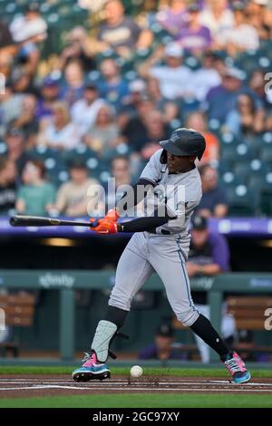 August 6 2021: Der Florida Center Fielder Magneuris Sierra (34) bekommt während des Spiels mit den Colorado Rockies und Miami Marlins, das im Coors Field in Denver Co. David Seelig/Cal Sport Medi ausgetragen wird, einen vollen Flügelbun Stockfoto