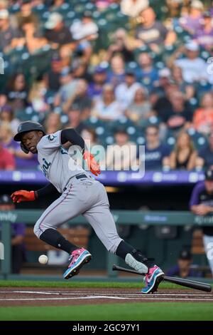 August 6 2021: Der Florida Center Fielder Magneuris Sierra (34) bekommt während des Spiels mit den Colorado Rockies und Miami Marlins, das im Coors Field in Denver Co. David Seelig/Cal Sport Medi ausgetragen wird, einen vollen Flügelbun Stockfoto