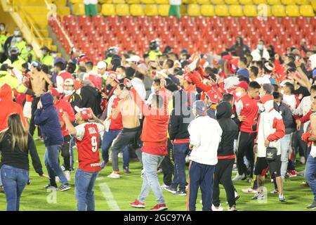 Die Fans von Atletico Nacional und Independiente Santa Fe kämpfen beim dritten Spieltag um das Spiel zwischen diesen 2 Teams für das BetPlay Dimayor Stockfoto