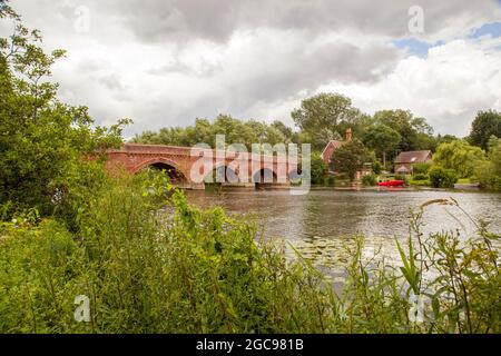 Clifton Hampden Bridge eine Straßenbrücke über die Themse in Clifton Hampden, Oxfordshire, England, entworfen von George Gilbert Scott Stockfoto