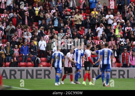 SUNDERLAND, GROSSBRITANNIEN. 7. AUGUST Sunderland-Fans applaudieren ihren Spielern während des Sky Bet League 1-Spiels zwischen Sunderland und Wigan Athletic am Samstag, den 7. August 2021 im Stadion of Light, Sunderland. (Kredit: Will Matthews | MI News) Kredit: MI News & Sport /Alamy Live News Stockfoto