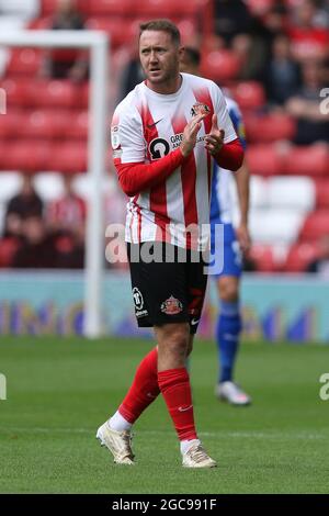 SUNDERLAND, GROSSBRITANNIEN. 7. AUGUST Aiden McGeady von Sunderland applaudiert den Fans während des Spiels der Sky Bet League 1 zwischen Sunderland und Wigan Athletic im Stadium of Light, Sunderland, am Samstag, den 7. August 2021. (Kredit: Will Matthews | MI News) Kredit: MI News & Sport /Alamy Live News Stockfoto