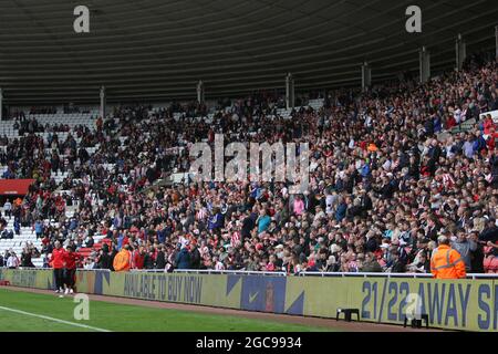 SUNDERLAND, GROSSBRITANNIEN. 7. AUGUST Gesamtansicht der Sunderland-Fans während des Spiels der Sky Bet League 1 zwischen Sunderland und Wigan Athletic im Stadion of Light, Sunderland, am Samstag, 7. August 2021. (Kredit: Will Matthews | MI News) Kredit: MI News & Sport /Alamy Live News Stockfoto