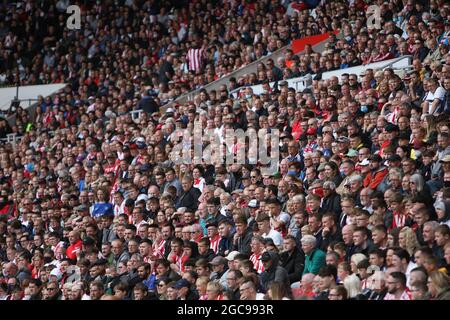 SUNDERLAND, GROSSBRITANNIEN. 7. AUGUST Gesamtansicht der Sunderland-Fans während des Spiels der Sky Bet League 1 zwischen Sunderland und Wigan Athletic im Stadion of Light, Sunderland, am Samstag, 7. August 2021. (Kredit: Will Matthews | MI News) Kredit: MI News & Sport /Alamy Live News Stockfoto