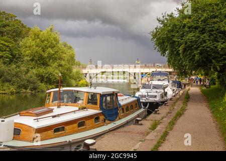 Vergnügungsboote vertäuten an der Themse in Goring auf der Themse South Oxfordshire, England Stockfoto