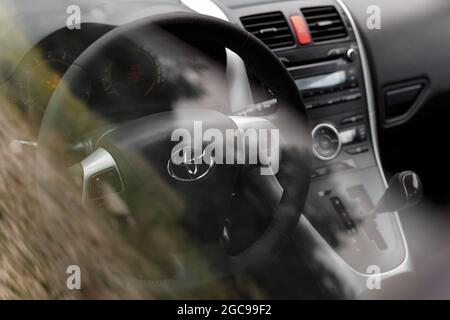 Dnipro, Ukraine - 30. Juli 2021: Toyota Auris 2012 Silber Farbe. Innenraum des Fahrzeugs Stockfoto