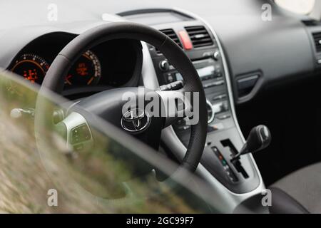 Dnipro, Ukraine - 30. Juli 2021: Toyota Auris 2012 Silber Farbe. Innenraum des Fahrzeugs Stockfoto