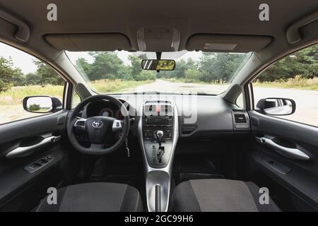 Dnipro, Ukraine - 30. Juli 2021: Toyota Auris 2012 Silber Farbe. Innenraum des Fahrzeugs Stockfoto