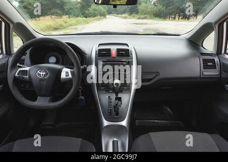 Dnipro, Ukraine - 30. Juli 2021: Toyota Auris 2012 Silber Farbe. Innenraum des Fahrzeugs Stockfoto