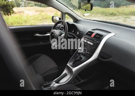 Dnipro, Ukraine - 30. Juli 2021: Toyota Auris 2012 Silber Farbe. Innenraum des Fahrzeugs Stockfoto