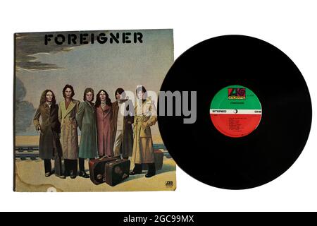 AOR- und Rockband, Ausländer-Musikalbum auf Vinyl-LP-Schallplatte. Selbstbetitelt Debüt-Studioalbum, Foreigner Album Cover Stockfoto