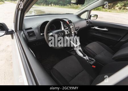 Dnipro, Ukraine - 30. Juli 2021: Toyota Auris 2012 Silber Farbe. Innenraum des Fahrzeugs Stockfoto