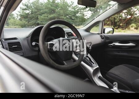 Dnipro, Ukraine - 30. Juli 2021: Toyota Auris 2012 Silber Farbe. Innenraum des Fahrzeugs Stockfoto