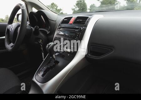 Dnipro, Ukraine - 30. Juli 2021: Toyota Auris 2012 Silber Farbe. Innenraum des Fahrzeugs Stockfoto