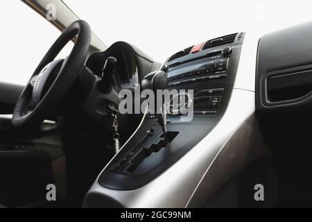 Dnipro, Ukraine - 30. Juli 2021: Toyota Auris 2012 Silber Farbe. Innenraum des Fahrzeugs Stockfoto