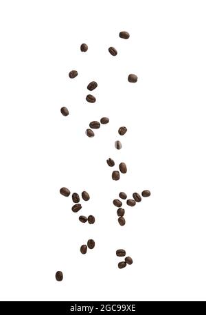 Kaffeebohnen fallen isoliert auf weißen Hintergrund mit Schneideweg. Stockfoto