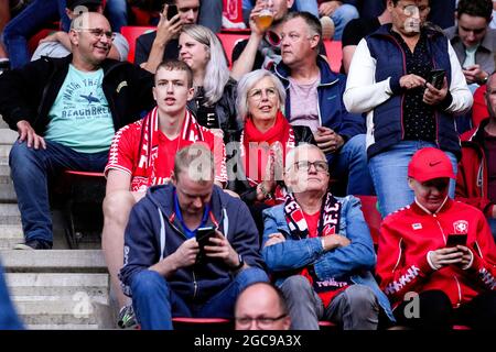 ENSCHEDE, NIEDERLANDE - 8. AUGUST: Fans des FC twente während des Vorsaison-Freundschaftsspiel zwischen FC Twente und SS Lazio in der De Grolsch Veste am 8. August 2021 in Enschede, Niederlande (Foto: Rene Nijhuis/Orange Picters) Stockfoto