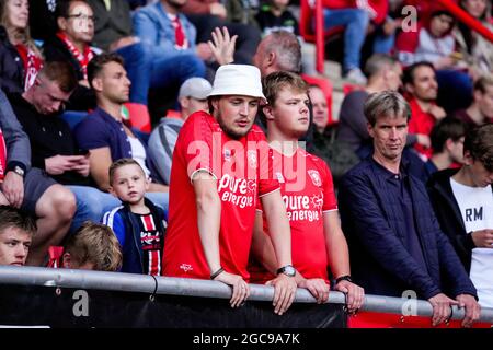 ENSCHEDE, NIEDERLANDE - 8. AUGUST: Fans des FC twente während des Vorsaison-Freundschaftsspiel zwischen FC Twente und SS Lazio in der De Grolsch Veste am 8. August 2021 in Enschede, Niederlande (Foto: Rene Nijhuis/Orange Picters) Stockfoto