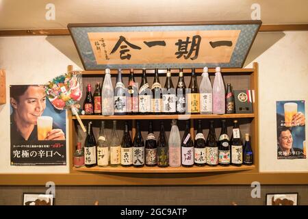 Flaschen mit japanischem Alkohol in Bar, Yamaguchi, Japan Stockfoto
