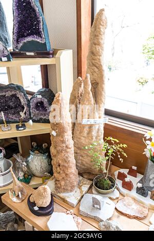 Stalagmiten zum Verkauf im Tourismusgeschäft, Akiyoshidai-Hochebene, Yamaguchi, Japan Stockfoto