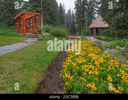 Blick auf einen Pavillon und eine Brücke in den öffentlichen Gärten der Cascade in Banff, Alberta, Kanada Stockfoto