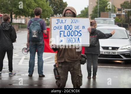 Cambridge, Großbritannien. August 2021. Ein Protestler hält während der Demonstration ein Plakat.Aktivisten des Extinction Rebellion blockierten in fünf Minuten eine große Straße in Cambridge, um den Verkehr zu stoppen und die extremen Wetterereignisse aus diesem Jahr und die Art und Weise, wie sich das Klima verändert, hervorzuheben. Kredit: SOPA Images Limited/Alamy Live Nachrichten Stockfoto