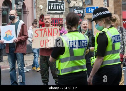 Cambridge, Großbritannien. August 2021. Protestierende halten Plakate während der Demonstration.Extinction Rebellion Aktivisten blockierten eine große Straße in Cambridge in fünf Minuten Abständen, um den Verkehr zu stoppen und die extremen Wetterereignisse aus diesem Jahr und die Art und Weise, wie sich das Klima verändert, hervorzuheben. Kredit: SOPA Images Limited/Alamy Live Nachrichten Stockfoto