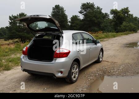 Dnipro, Ukraine - 30. Juli 2021: Toyota Auris 2012 silberfarben mit offenem Kofferraum Stockfoto
