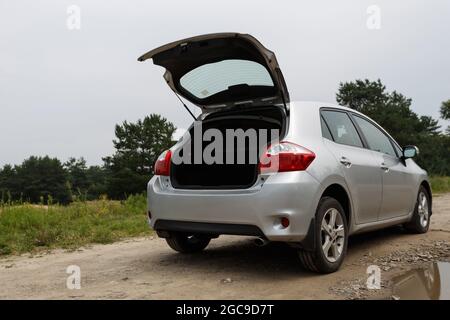 Dnipro, Ukraine - 30. Juli 2021: Toyota Auris 2012 silberfarben mit offenem Kofferraum Stockfoto
