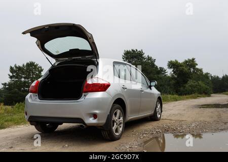 Dnipro, Ukraine - 30. Juli 2021: Toyota Auris 2012 silberfarben mit offenem Kofferraum Stockfoto
