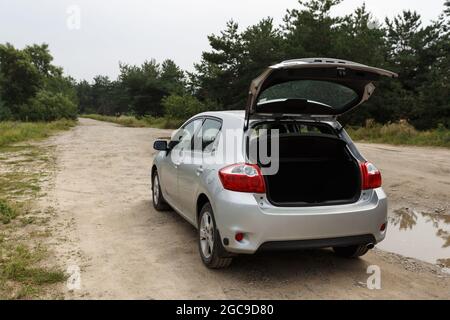 Dnipro, Ukraine - 30. Juli 2021: Toyota Auris 2012 silberfarben mit offenem Kofferraum Stockfoto