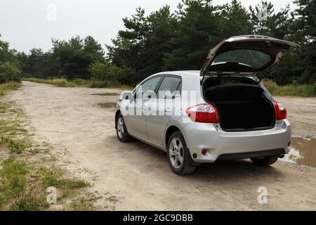 Dnipro, Ukraine - 30. Juli 2021: Toyota Auris 2012 silberfarben mit offenem Kofferraum Stockfoto