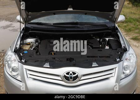 Dnipro, Ukraine - 30. Juli 2021: Toyota Auris 2012 Silber Farbe mit offener Haube. Sommerlicher Regen Stockfoto