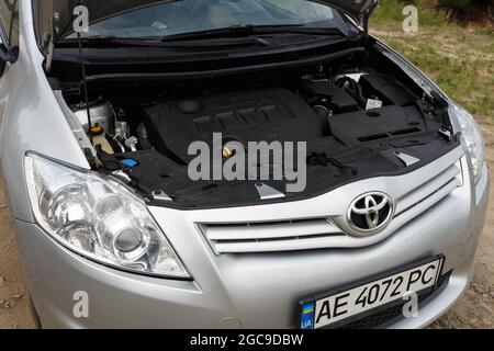 Dnipro, Ukraine - 30. Juli 2021: Toyota Auris 2012 Silber Farbe mit offener Haube. Sommerlicher Regen Stockfoto