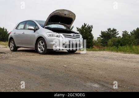 Dnipro, Ukraine - 30. Juli 2021: Toyota Auris 2012 Silber Farbe mit offener Haube. Sommerlicher Regen Stockfoto