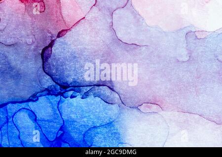 Makro-Nahaufnahme von roten und blauen Farbschichten und Spritzern, abstrakter Hintergrund. Flüssige Tinte, farbenfroher, strukturierter Hintergrund im Vollformat. Lebendige Farben. Stockfoto