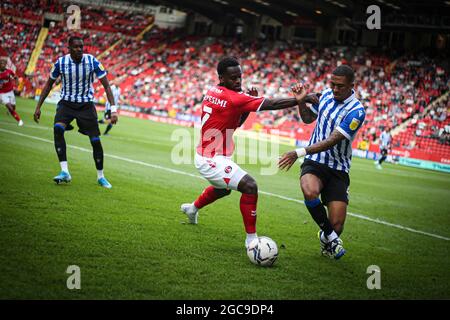 LONDON, GROSSBRITANNIEN. 7. AUGUST Diallang Jaiyesimi von Charlton Athletic kämpft am Mittwoch im Sky Bet League 1-Spiel zwischen Charlton Athletic und Sheffield am Mittwoch im Valley, London, am Samstag, den 7. August 2021, um den Ball mit Jaden Brown von Sheffield. (Kredit: Tom West | MI News) Kredit: MI Nachrichten & Sport /Alamy Live News Stockfoto