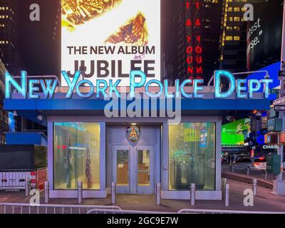 New York City - 5. Juni 2021: Die Polizeistation der New York Police Department befindet sich mitten auf dem Times Square in Manhattan. Stockfoto