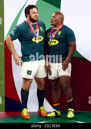 Die Südafrikaner Frans Malherbe und Bongi Mbonambi feiern nach dem letzten Pfiff während der Castle Lager Lions Series das dritte Testspiel im Cape Town Stadium, Kapstadt, Südafrika. Bilddatum: Samstag, 8. August 2021. Stockfoto