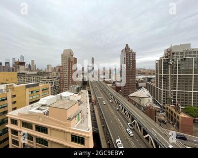 New York City - 12. Juni 2021: Panoramablick auf Manhattan von Brooklyn aus an einem bewölkten Tag. Stockfoto