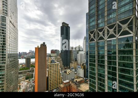 Panorama-Luftaufnahme der Wolkenkratzer von Lower Manhattan in New York City. Stockfoto