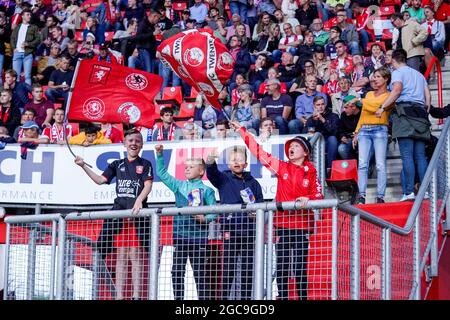 ENSCHEDE, NIEDERLANDE - 7. AUGUST: Fans des FC Twente während des Vorsaison-Freundschaftsspiel zwischen FC Twente und SS Lazio in der De Grolsch Veste am 7. August 2021 in Enschede, Niederlande (Foto: Jeroen Meuwsen/Orange PicBilder) Stockfoto