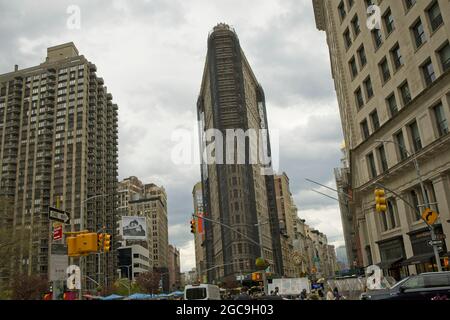 New York, NY, USA - 7. Aug 2021: Das Flatiron Building und die umliegenden Gebäude an einem trüben, trostlosen Tag Stockfoto