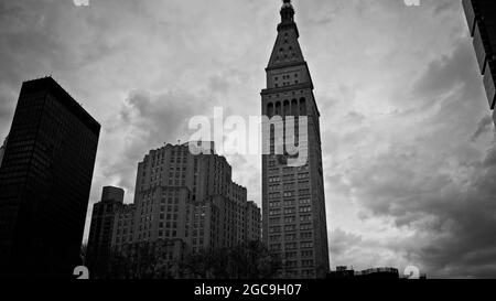 New York, NY, USA - 7. Aug 2021: Schwarzweißbild des Uhrturms Metropolitan Life in der 23rd Street an einem trüben Tag. Stockfoto