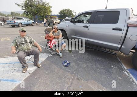 Susanville, Usa. August 2021. Die Evakuierten Denis & Olivia Berg aus Westwood, CA, einer kleinen Gemeinde östlich des Lake Amador, warten geduldig mit anderen aus ihrer Gemeinde auf eine klare Rückkehr nach Hause, während sie im Lassen County Evakuierungszentrum an der Lassen High School in Susanville Schutz bieten. Kalifornien während des Brandes von Dixie am 7. August 2021. Foto von Peter DaSilva/UPI Credit: UPI/Alamy Live News Stockfoto