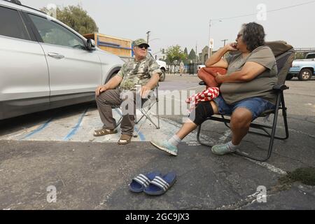 Susanville, Usa. August 2021. Die Evakuierten Denis & Olivia Berg aus Westwood, CA, einer kleinen Gemeinde östlich des Lake Amador, warten geduldig mit anderen aus ihrer Gemeinde auf eine klare Rückkehr nach Hause, während sie im Lassen County Evakuierungszentrum an der Lassen High School in Susanville Schutz bieten. Kalifornien während des Brandes von Dixie am 7. August 2021. Foto von Peter DaSilva/UPI Credit: UPI/Alamy Live News Stockfoto